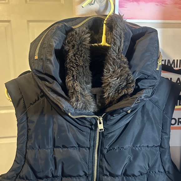 H&M Black Puffer Vest with Faux Fur - Picture 2 of 3